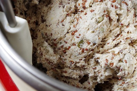 Добавление зерна и семян в хлеб