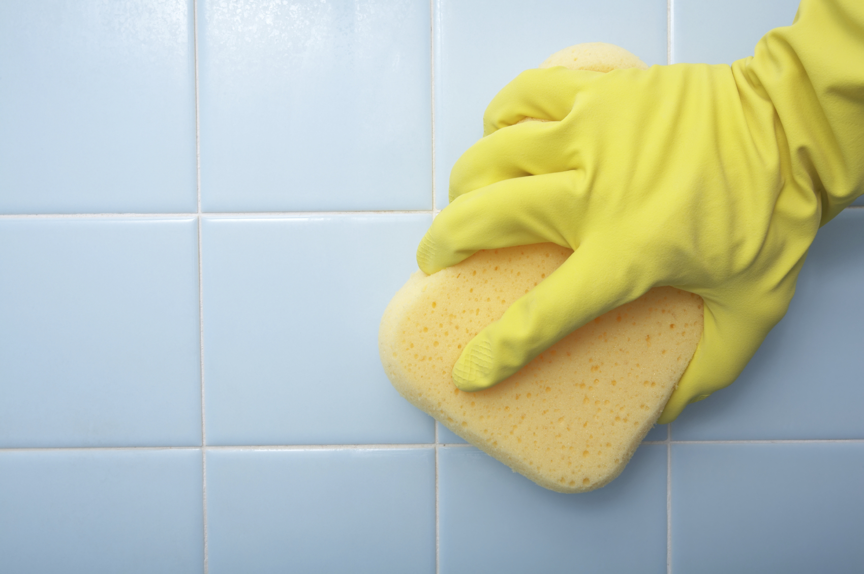 Мытье плитки. Мытье кафельной плитки. Мытье кафеля в ванной. Для мытья стен в ванной. Чистка плесени