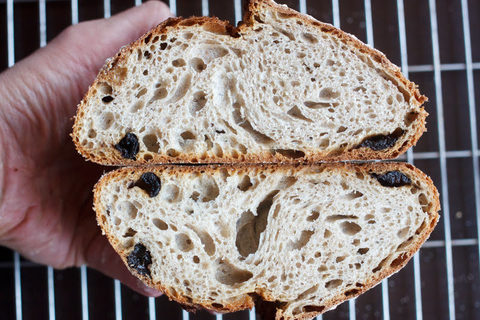 Гречневый хлеб на  закваске с черносливом, рожью и сливочным маслом