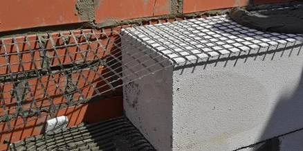 Jak správně položit zdicí pletivo na cihly: základní pravidla