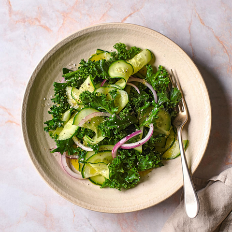 Салат из кейла с огурцом и лимонной заправкой