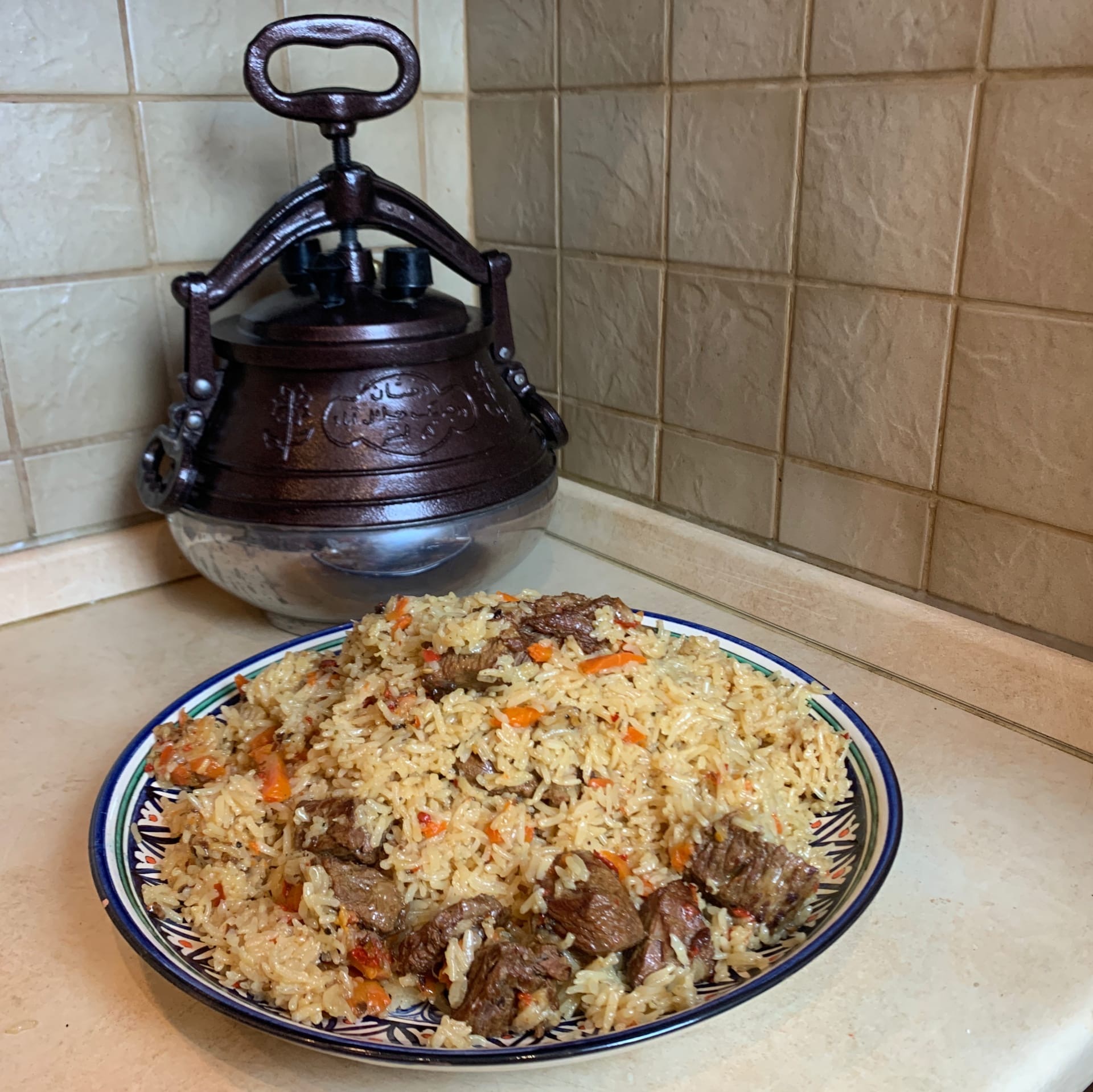 Узбекский плов в казане на плите: вкусное, рассыпчатое блюдо с сочной говядиной