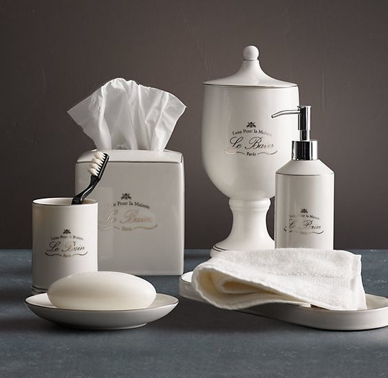 Аксессуары для ванной комнаты: из какого материала выбрать набор?