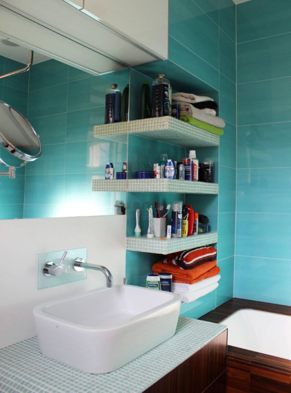 Интерьерные полки для ванной. Полки в ванную комнату. Фото полочек в ванной комнате. Полочки в ванную комнату над ванной. Прлкидля ванной комнаты.