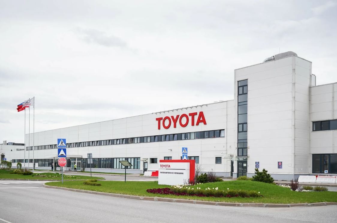 На бывшем заводе Toyota в Петербурге начнут выпускать грузовики для  гражданских нужд