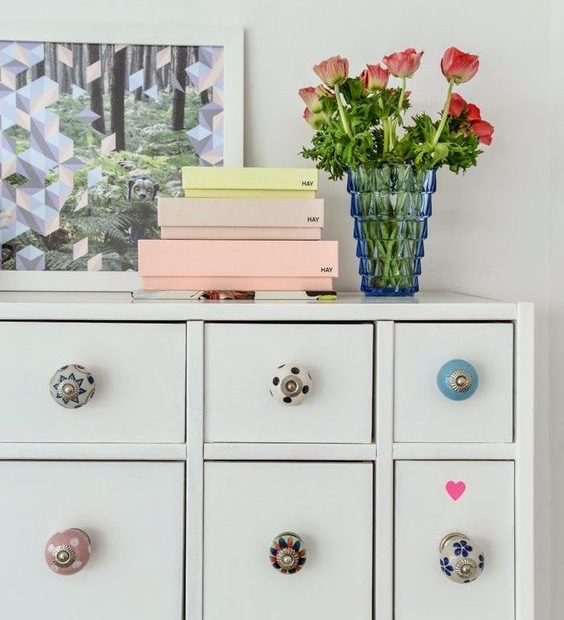 Какой дизайн фурнитуры окажется предпочтительным в комнате девочки?