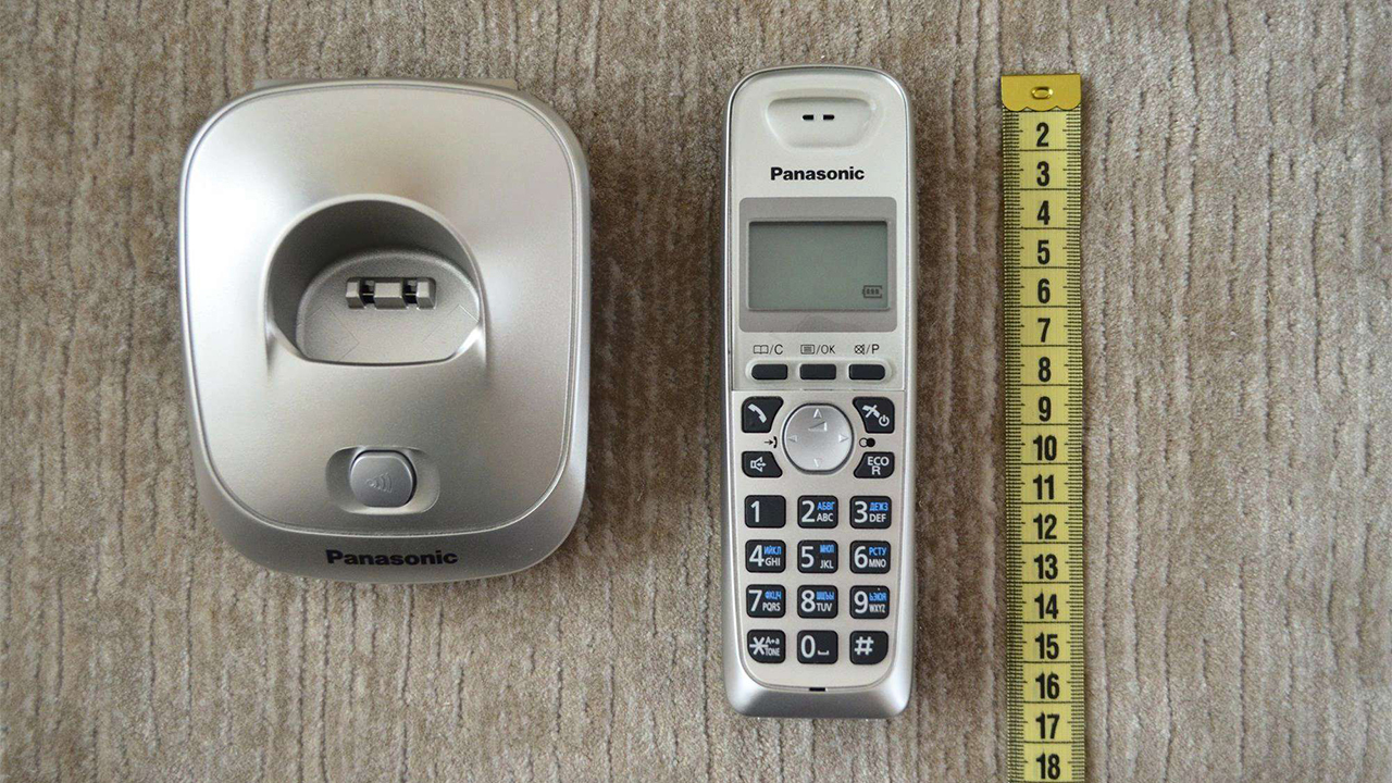 Panasonic KX-TS2365RUB - Аналоговый проводной телефон, ЖК-дисплей с часами, спикерфон