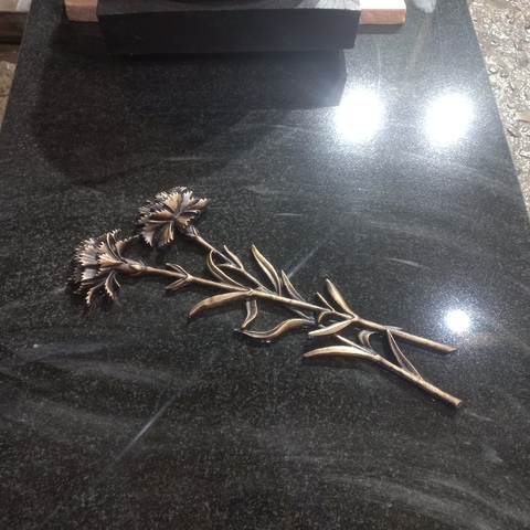 Бронзовые гвоздики на надгробной плите