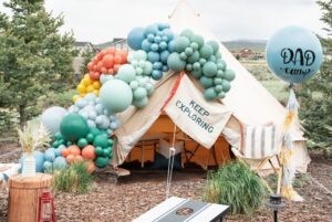 Camp Party палаткой и воздушными шариками
