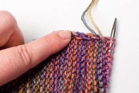 Как менять нить при вязании спицами