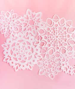Гигантские снежинки из бумаги