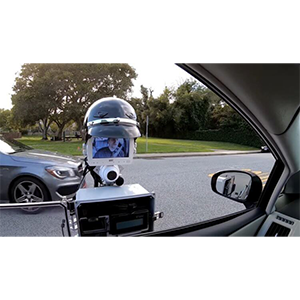 Робот-полицейский проверяет документы