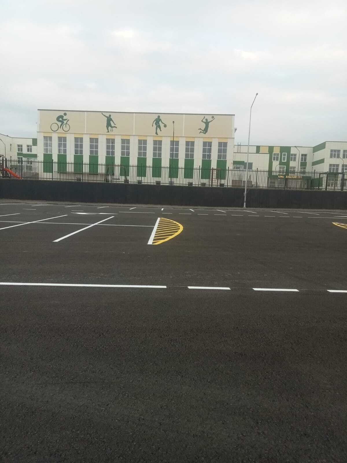 Работаем на территории школы в районе Aport Mall Работаем на территории школы в районе Aport Mall