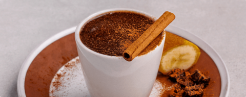 Кофе с бананом, миндальным молоком и финиками
