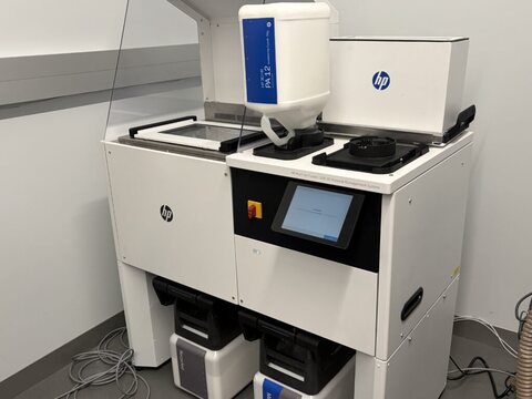 HP MJF 1200: компактная порошковая 3D-печать и автоматизация работы с материалом