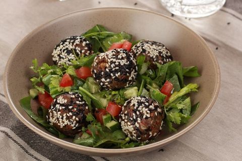 Тефтели из грецких орехов с табуле для новогоднего стола