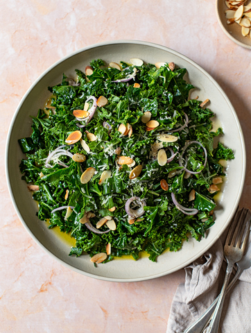 Листья кейла с пармезаном и миндалем
