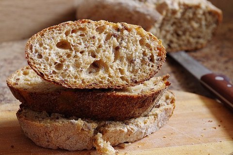 Спельтовый цельнозерновой со льном и луком (+видео спельтовых багетов)