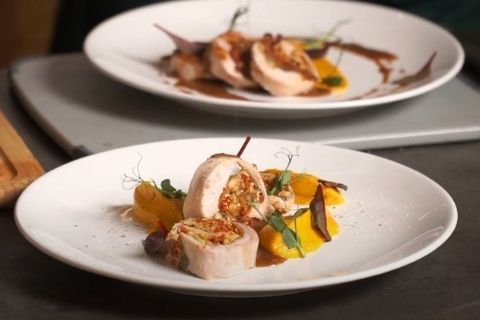 Рулет из кролика су-вид с морковным пюре и ореховым соусом