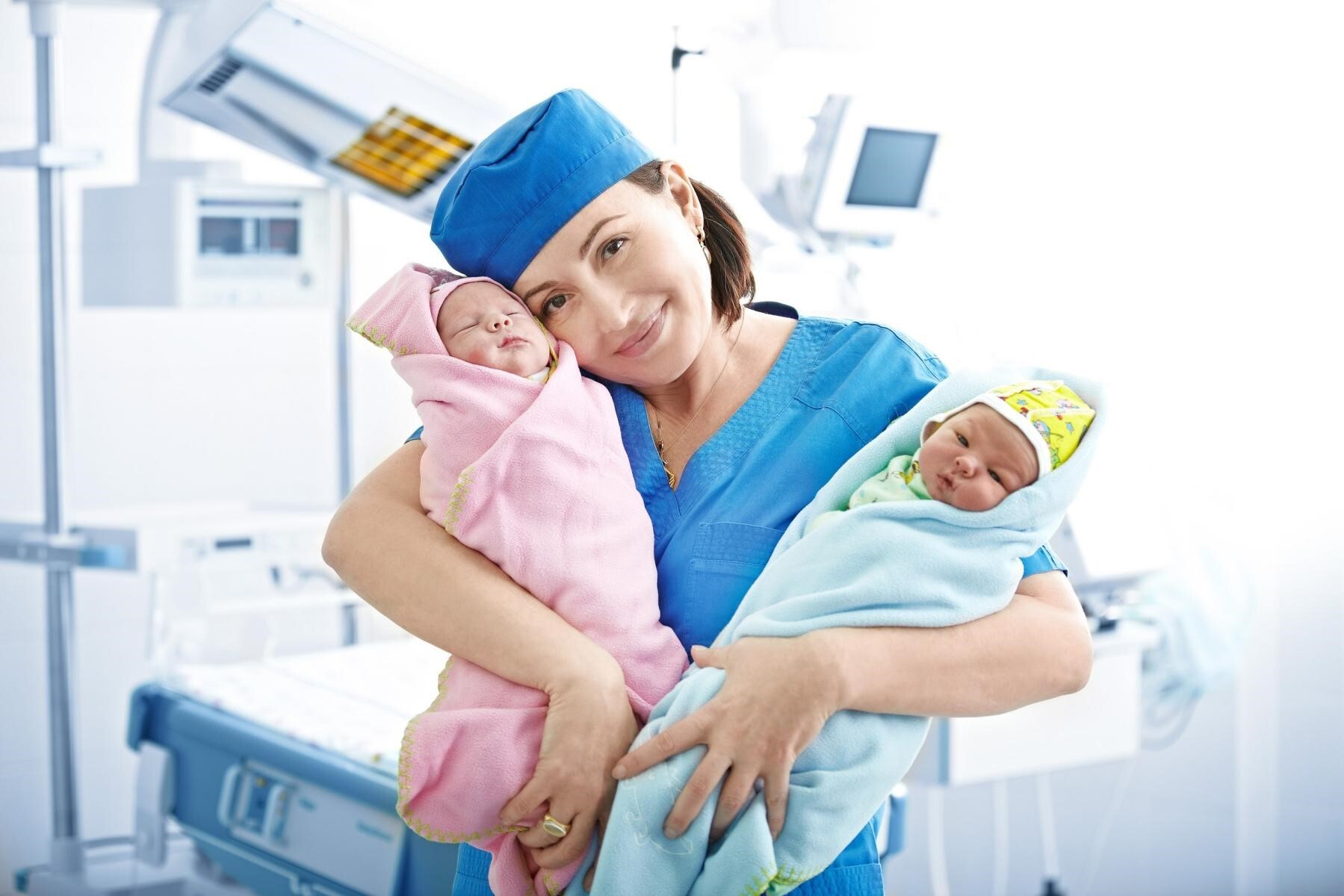 Медсестра с младенцем. Медсестра с новорожденным.