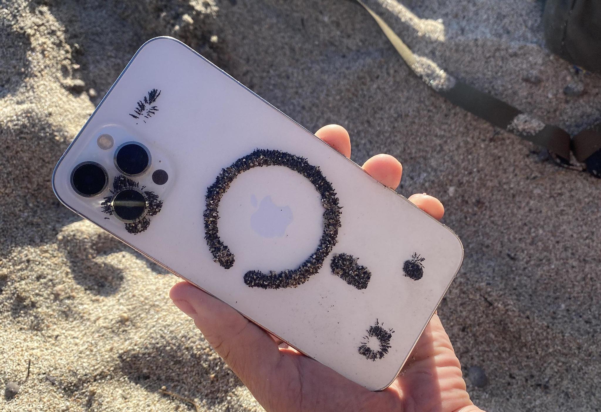 Магниты в смартфоне способны собирать металл из песка Магниты в смартфоне способны собирать металл из песка