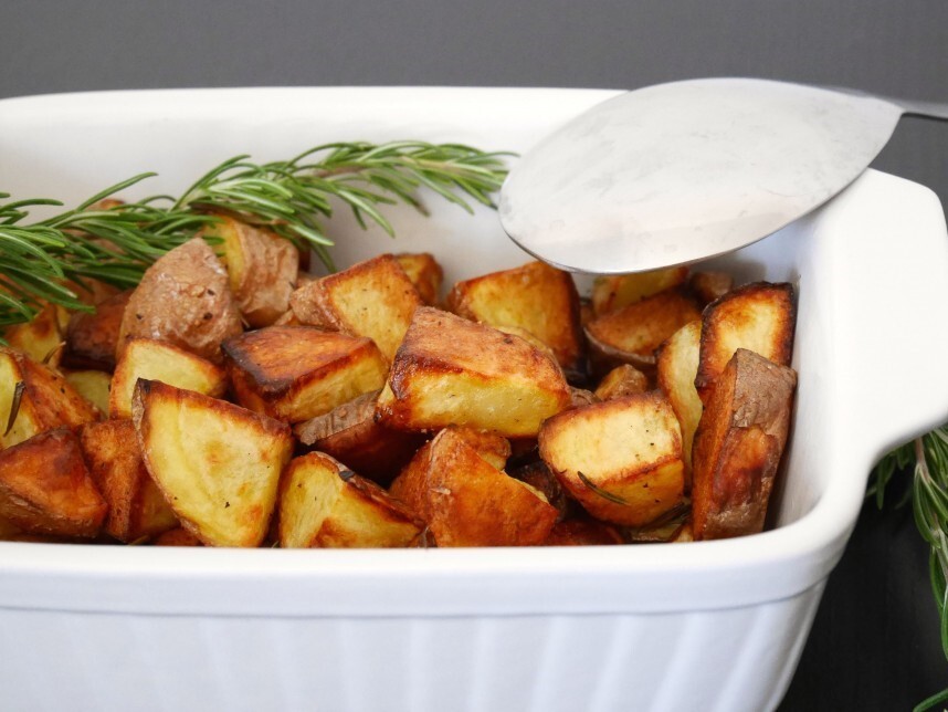 Как запечь картошку в духовке с хрустящей корочкой