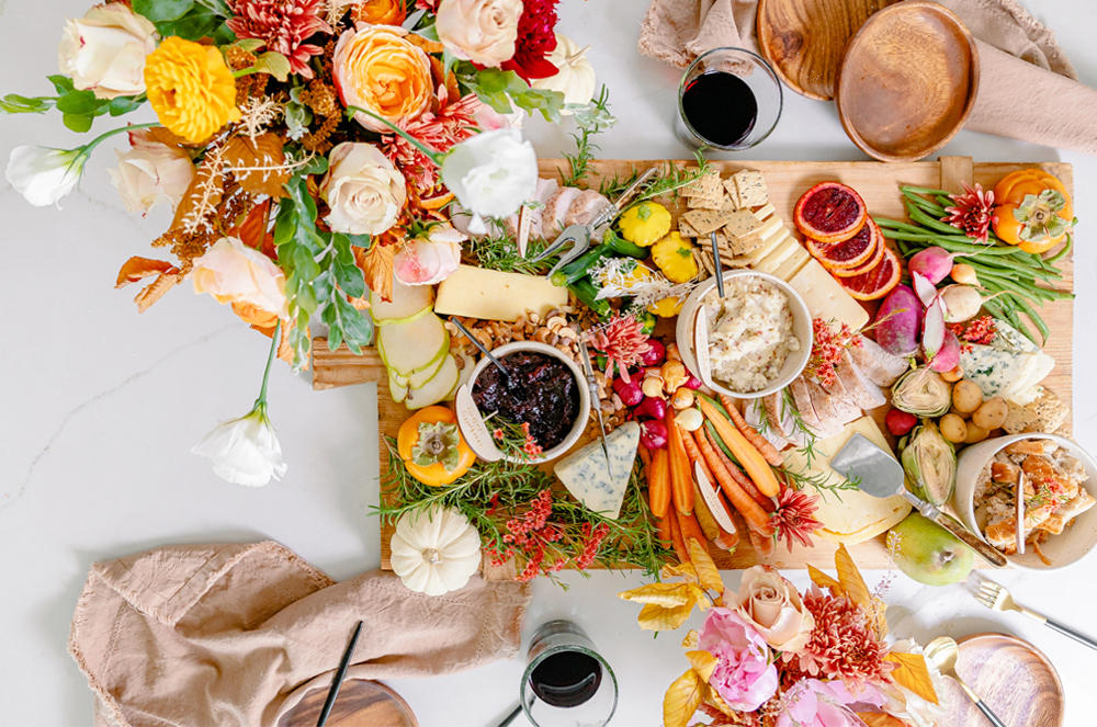 Доска с закусками для осеннего праздника