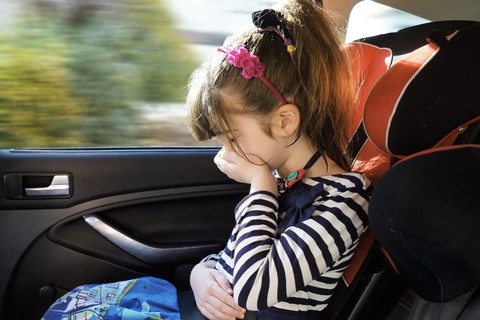 Ребенка укачивает в машине, что делать?