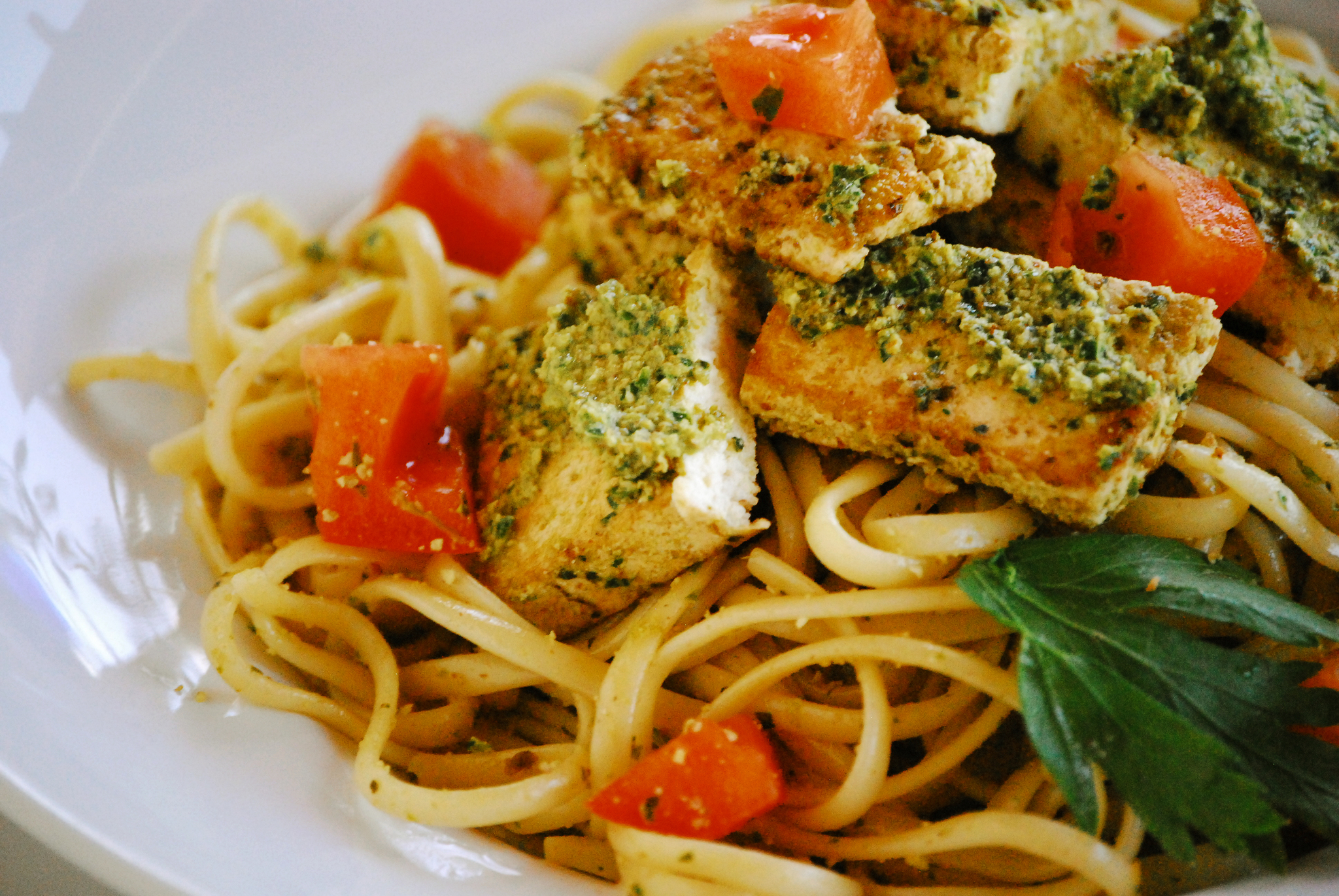 Спагетти с оливками и креветками