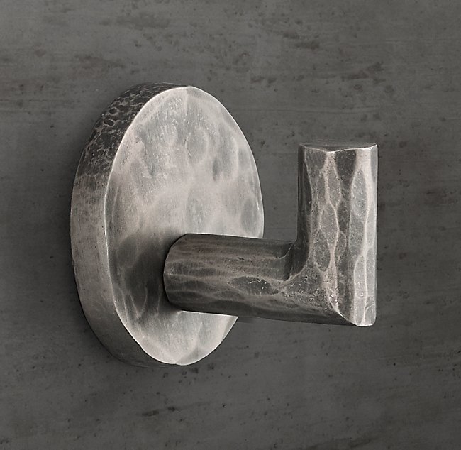 На какой высоте стоит разместить крючок для одежды?