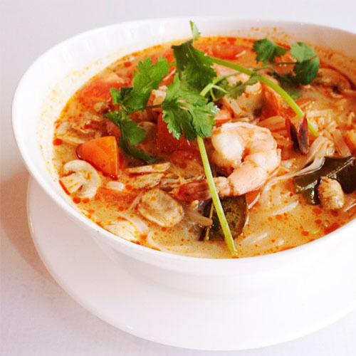 Экзотический тайский суп Том Ям с креветками и грибами