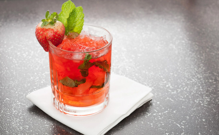 Как использовать клубнику для украшения коктейлей