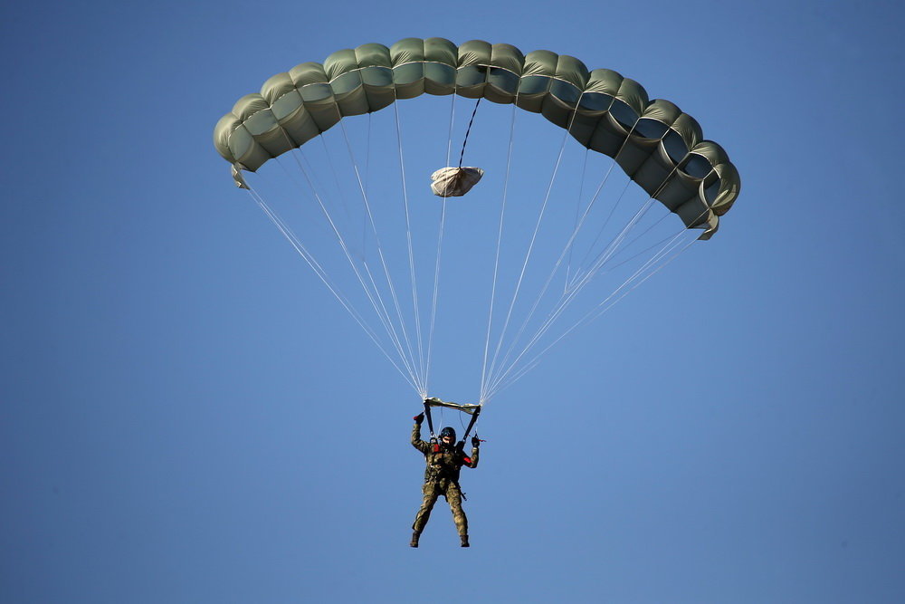 Универсальные парашюты для десантников