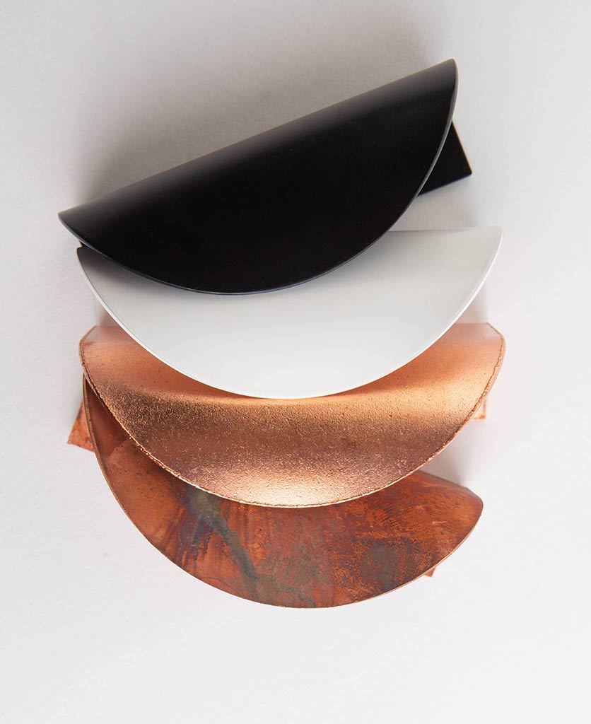 Особенности и разновидности необычных дверных ручек.