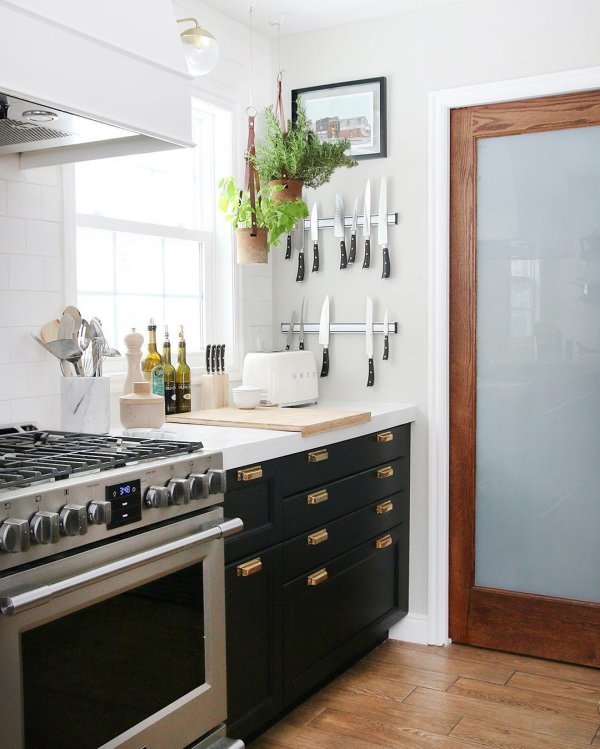 Виды и особенности мебельной фурнитуры для кухонь