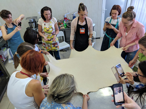 Ламинирование (растягивание) теста