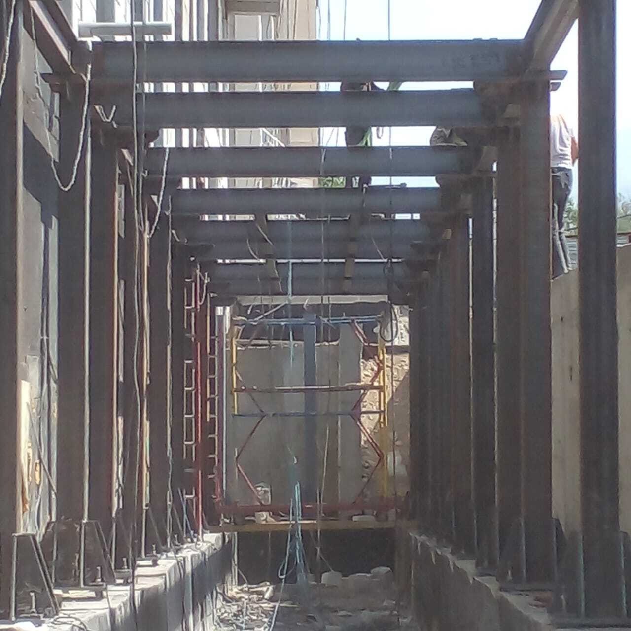 Бригада Prealux строит продолжение навеса Бригада Prealux строит продолжение навеса