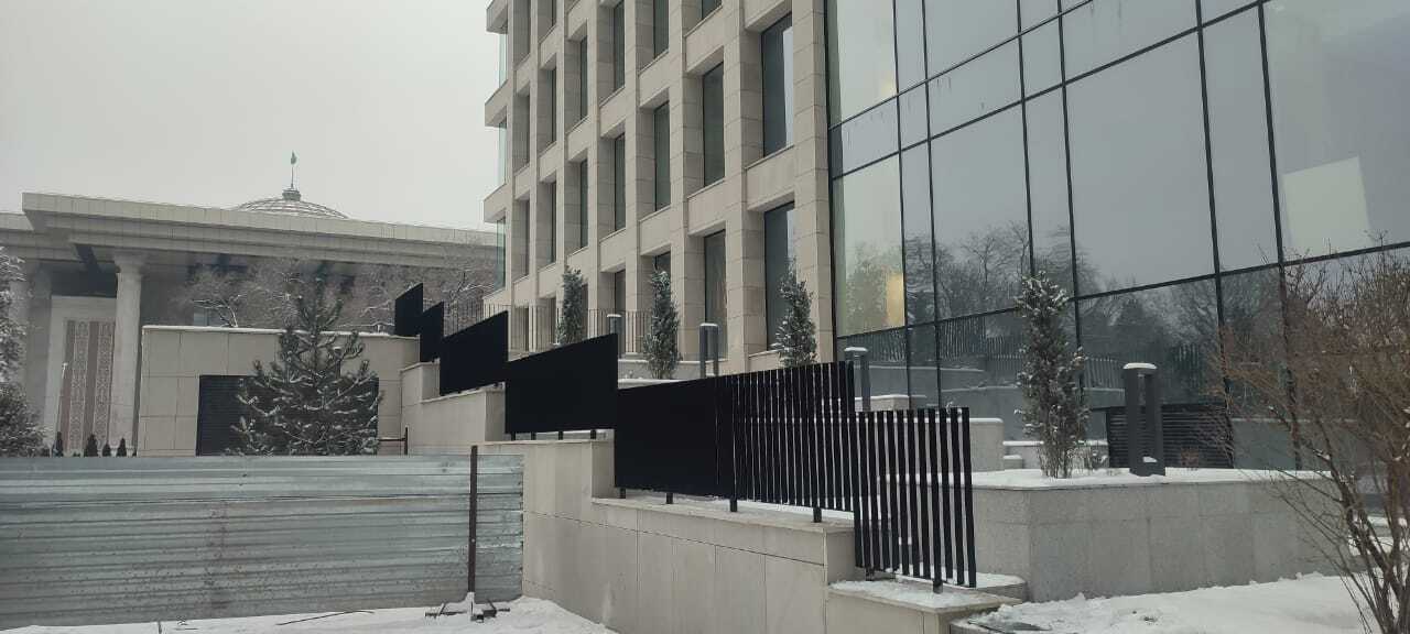 Установлено 450 метров ограждения в Нурлы-Тау Установлено 450 метров ограждения в Нурлы-Тау