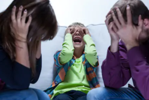 3 нестандартных способа прекратить истерику ребёнка
