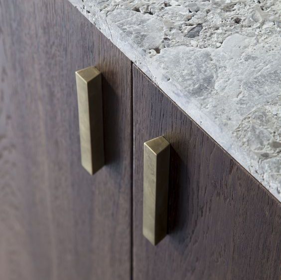 Когда требуется замена мебельной фурнитуры? Как ее отремонтировать?