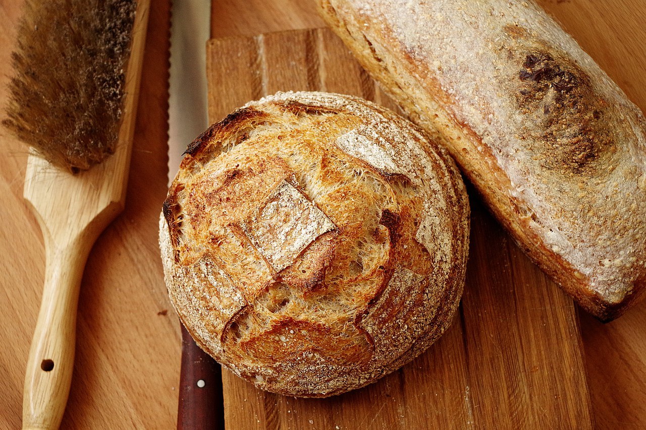 Подовой домашний хлеб. Хлеб ржаной подовый. Пшенично-ржаной хлеб подовый. Хлеб ржано-пшеничный подовый. Круглый хлеб.