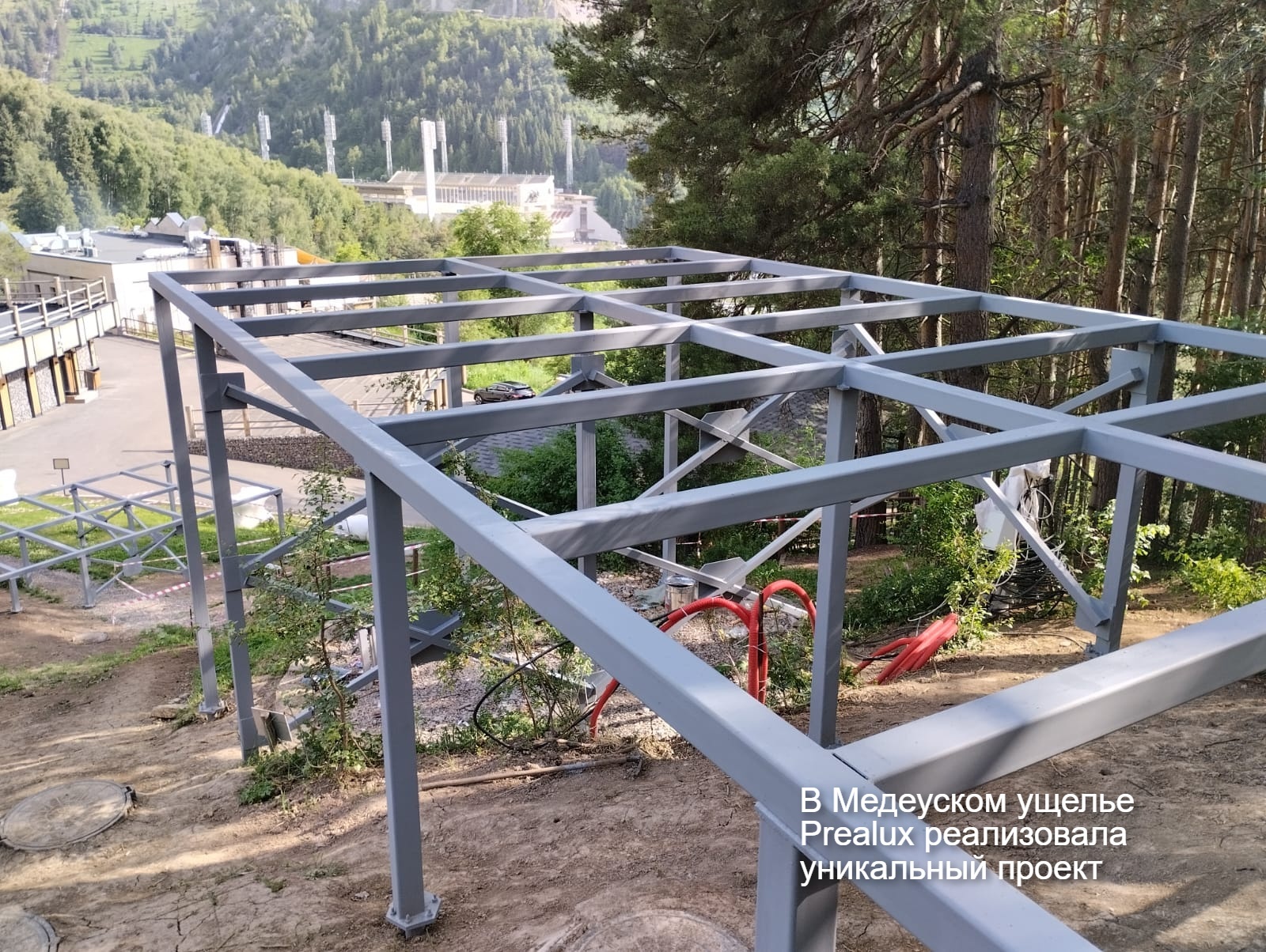 Объект в Медеуском ущелье - монтаж каркаса на свайном поле Объект в Медеуском ущелье - монтаж каркаса на свайном поле