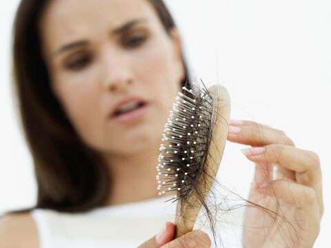 Почему выпадают волосы после коронавируса и как это остановить