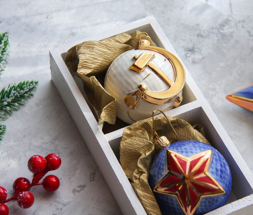 креативные корпоративные подарки на новый год. новогодние наборы в деревянных коробках. 10 идей подарка на 2024 год. новогодние подарки клиентам 2022. бюджетные подарки на новый год из фикс прайс.