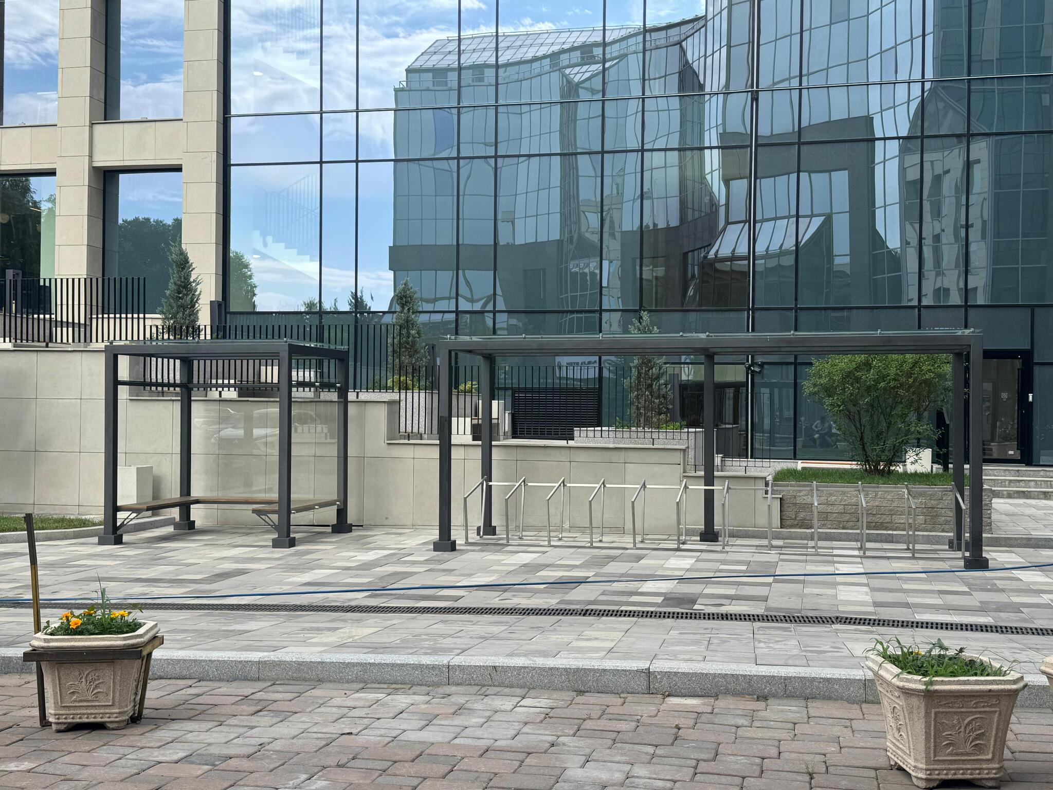 Бригада компании Prealux изготовила беседку и парковку Бригада компании Prealux изготовила беседку и парковку