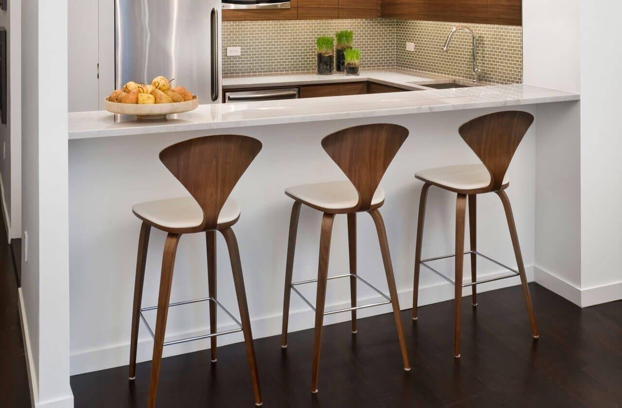 барные стулья в маленькой кухне