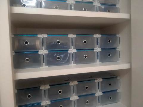 Прозрачные пластиковые коробки для хранения обуви в гардеробной