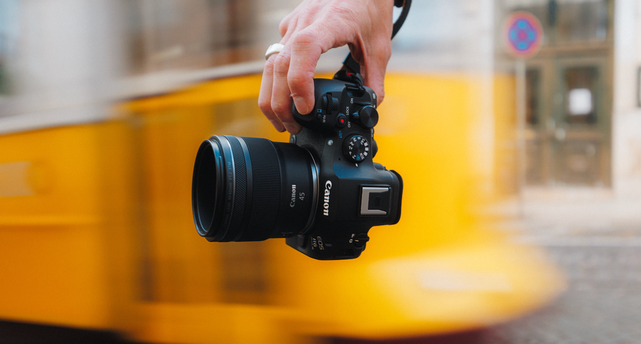 Canon RF 45mm F/1.2 STM имеет пластиковую линзу в оптической схеме