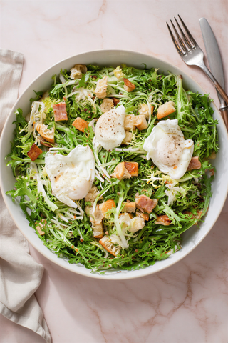 Салат фризе с яйцами пашот и беконом