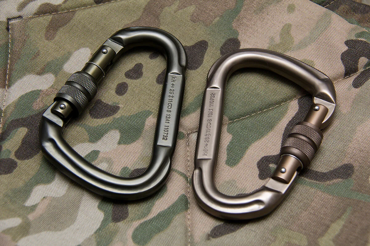 Карабин на бронежилете. Pear Shaped Carabiner SMC. Карабин тактический. Тактический металлический карабин. Карабин спасательный.